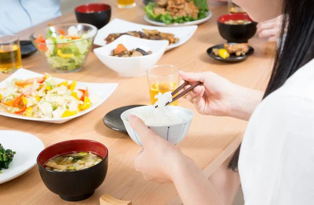 いまどきの日本人、野菜の摂取量は不足気味、一方、塩分は摂り過ぎの模様