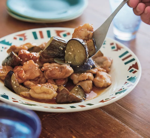 程よい酸味の甘酢あんをからめて食欲そそるおいしさに！「とりももとなすの甘酢炒め」【Mizukiさんのなすおかず】