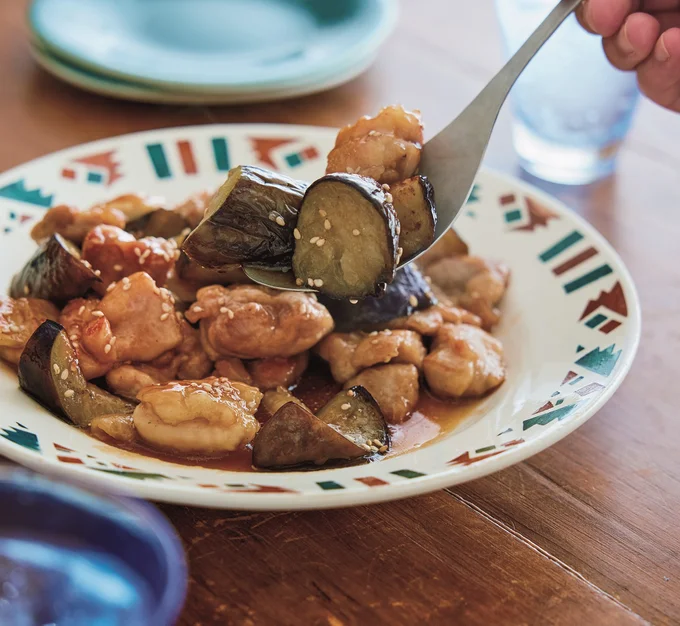 程よい酸味の甘酢あんをからめて食欲そそるおいしさに!「とりももとなすの甘酢炒め」【Mizukiさんのなすおかず】