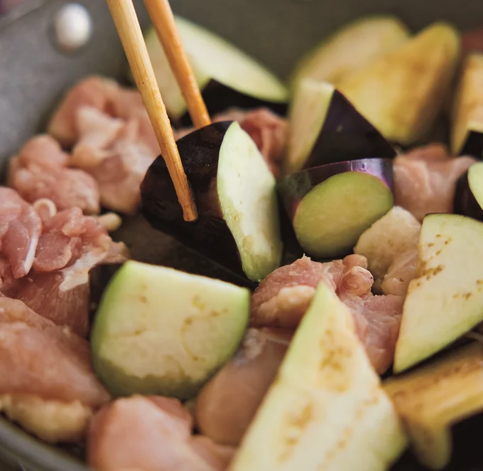 とり肉もなすも皮側から焼くことで、なすは色よく、とり肉はカリッと仕上がる