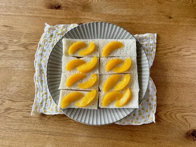 巻き始めのパンは黄桃を1枚に