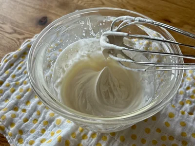 生クリームを八分立てに