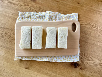 食パンは耳を落とし、縦半分にカット