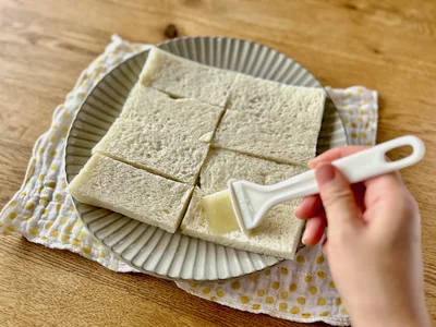 黄桃の汁を食パンに塗る