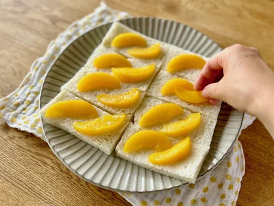 黄桃はパン1切れに2枚ずつ