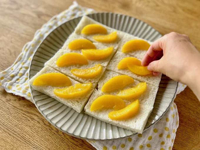 黄桃はパン1切れに2枚ずつ