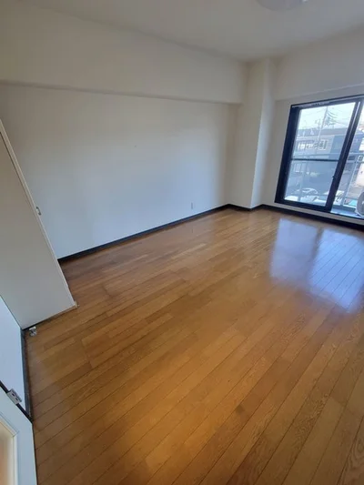 おこめくんの前のお住まい。このワンルームでもおこめくんは壁走りをしていたそうです。▶壁走りの跡がこちら（⇒次へ）