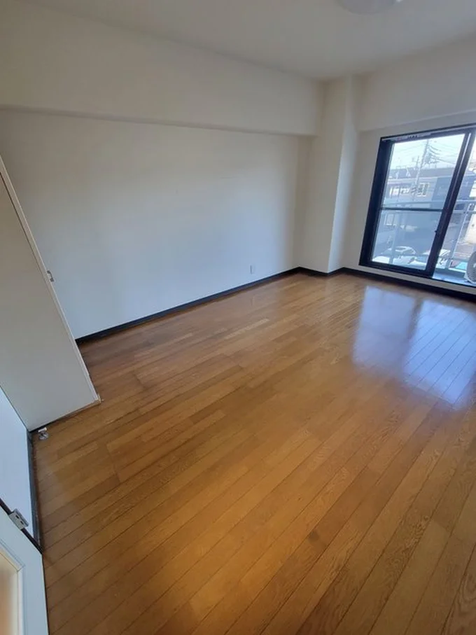 おこめくんの前のお住まい。このワンルームでもおこめくんは壁走りをしていたそうです。▶壁走りの跡がこちら（⇒次へ）