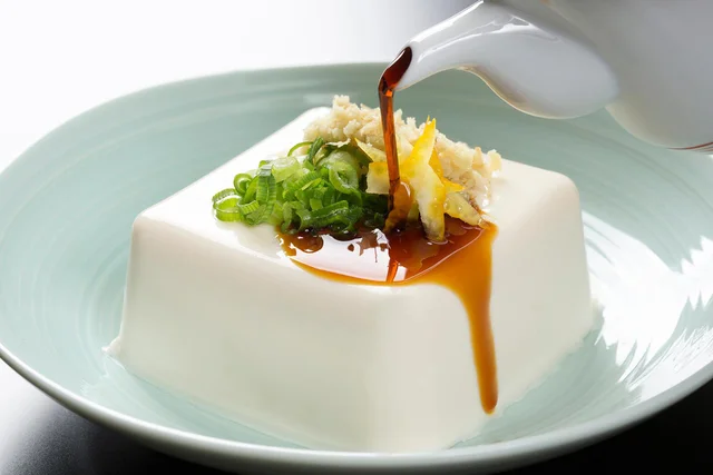「木綿豆腐」と「絹ごし豆腐」の違いとは。文字通り「木綿」と「絹」が関係する？／子どもに話したい雑学（6）