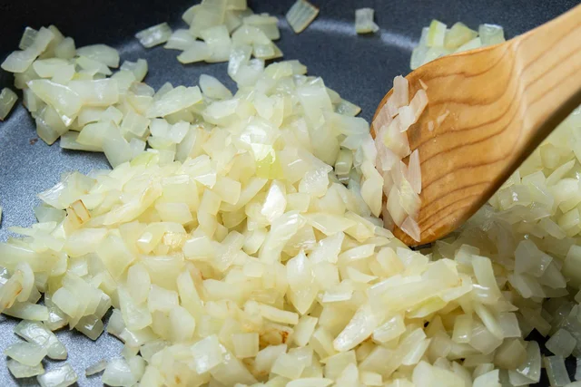 タマネギは生で食べると辛いのに、炒めると甘くなるのはなぜ？／子どもに話したい雑学（11）