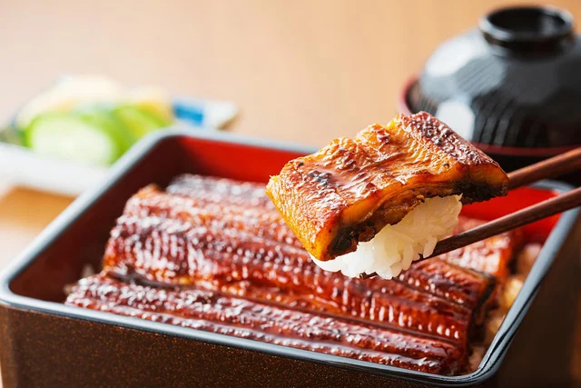 土用の丑の日にウナギを食べる理由とは。夏はウナギ屋の客足が落ちて困るから？／子どもに話したい雑学（12）