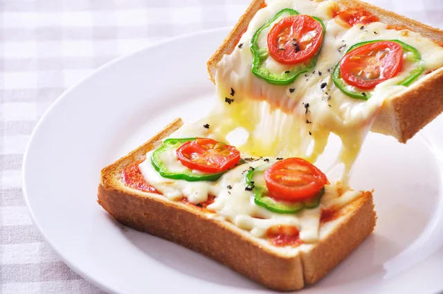 普通のチーズは熱しても変わらないのに、とろけるチーズはどうして糸を引くの？／子どもに話したい雑学（26）