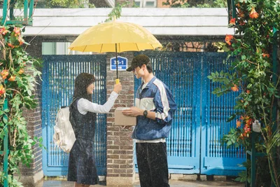 雨に打たれるソンジェに傘を差し出すソル