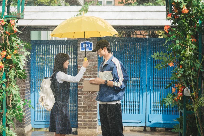雨に打たれるソンジェに傘を差し出すソル