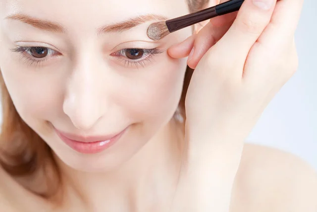 アイシャドーを目の周りに塗るようになった理由。オシャレのためじゃなかった？／子どもに話したい雑学（46）