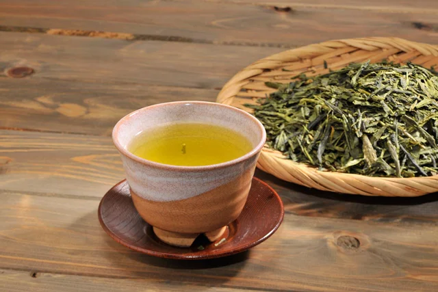 茶柱が立ちやすいお茶とは？「茶柱が立つと縁起がいい」という噂の真相／子どもに話したい雑学（54）