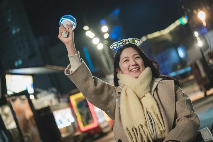 会場の外でも、まるでライブ会場の中にいるように一人盛り上がるソル。頭につけたカチューシャは、自身のファンネーム「ソンジェ背負って走れ」