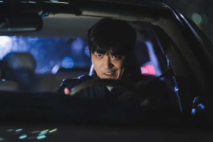 一連の事件の犯人キム・ヨンス。二人を脅かすサイコパスを演じたホ・ヒョンギュは放映後、応じた取材記事で笑顔を見せて話題に