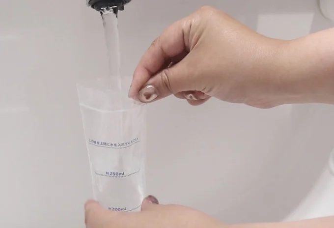 目盛りを目安に水を入れてチャックを閉じます