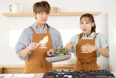 フラインパンを振る小山さんの横で「うぇい！　うぇい！」とみきママさんはノリノリ♪