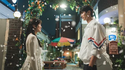 季節外れの桜が舞う中、告白しようと試みる