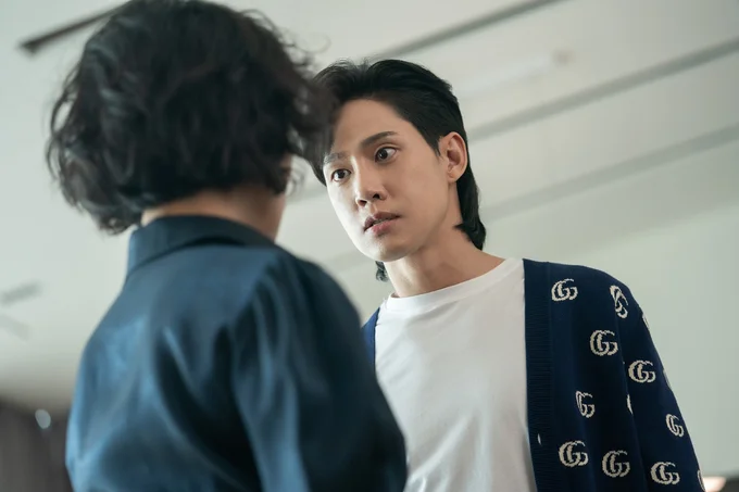 「ザ・グローリー~輝かしき復讐~」では思い通りにならないとすぐにキレるジェジュンを演じたパク・ソンフン。「涙の女王」では差別化を相当意識して役作りをしたそう（結果、本当に別人！）