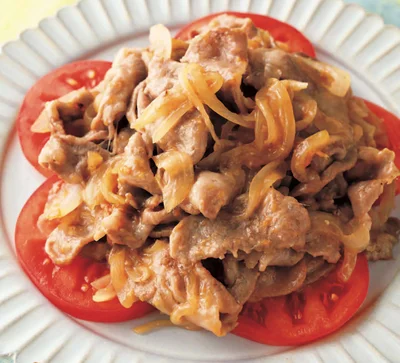 ジューシーなトマトと一緒に食べると新鮮な味わい「豚肉と玉ねぎのしょうが焼き」