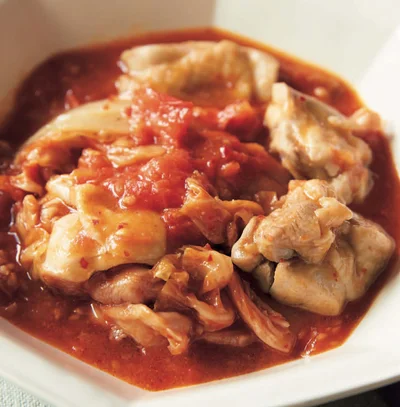 トマト×キムチでうま辛。レンチンでお手軽に「とり肉のトマトキムチ煮」