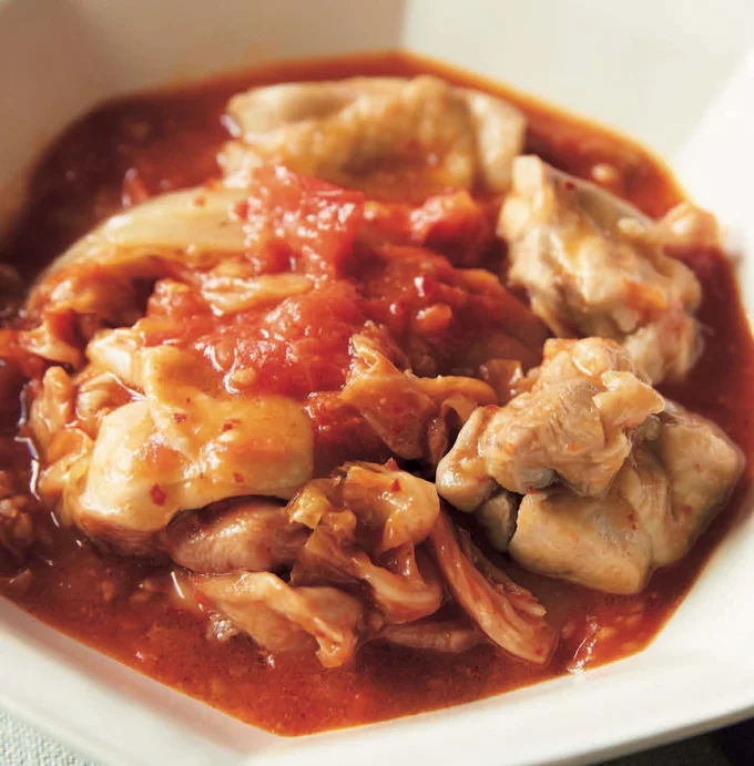 トマト×キムチでうま辛。レンチンでお手軽に「とり肉のトマトキムチ煮」