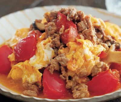 ピリ辛トマトとふんわり卵が好相性「ひき肉とトマトのふんわり卵炒め」