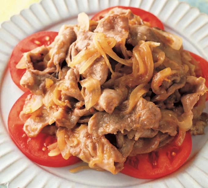 ジューシーなトマトと一緒に食べると新鮮な味わい「豚肉と玉ねぎのしょうが焼き」