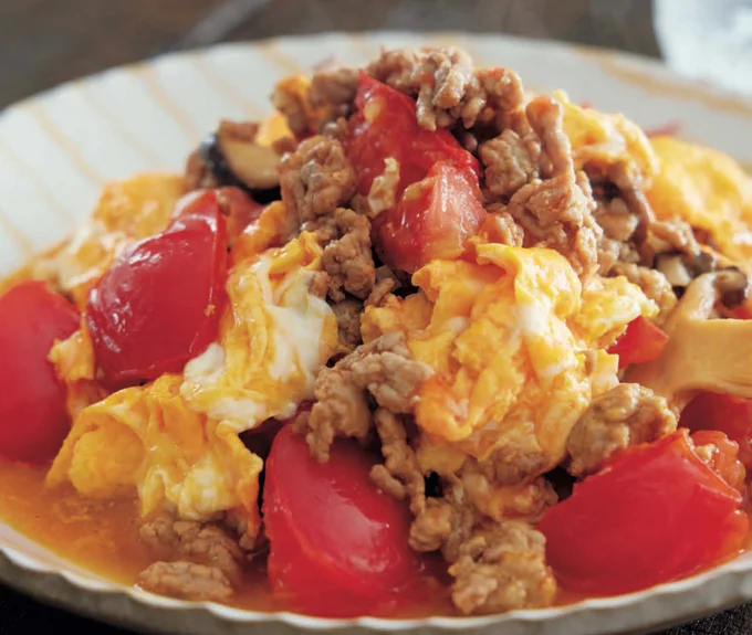 ピリ辛トマトとふんわり卵が好相性「ひき肉とトマトのふんわり卵炒め」