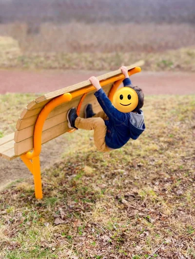 ベンチの裏に隠れていました！ベンチの背もたれに足をかけて、足もしっかり隠しています！▶お母さんの反応は？（⇒次へ）