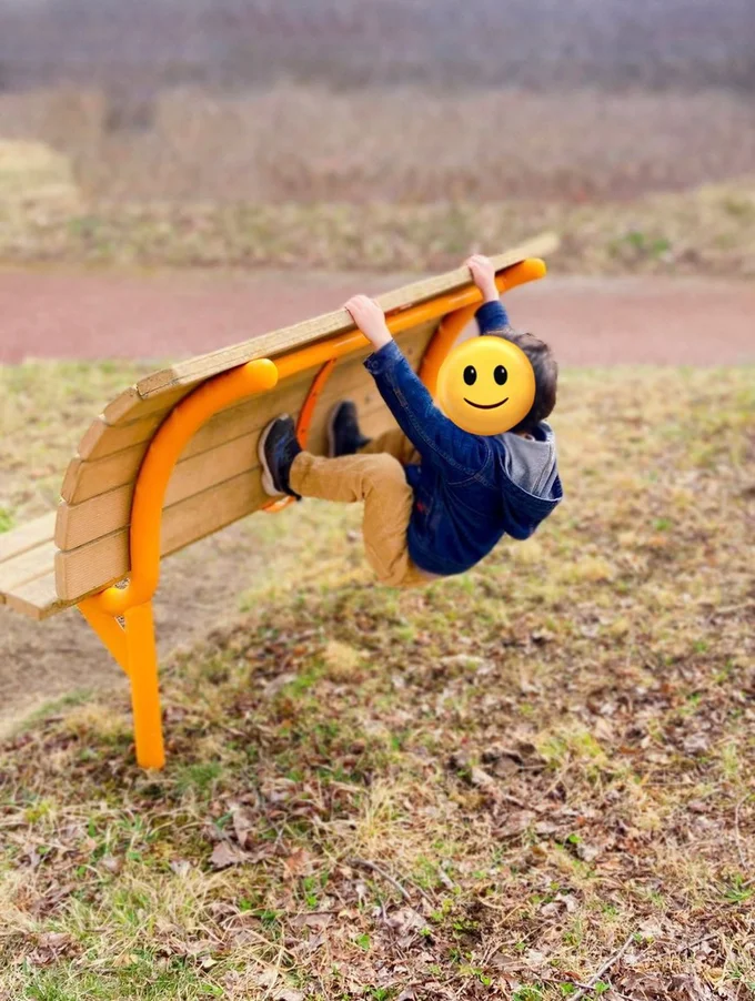 ベンチの裏に隠れていました！ベンチの背もたれに足をかけて、足もしっかり隠しています！▶お母さんの反応は？（⇒次へ）