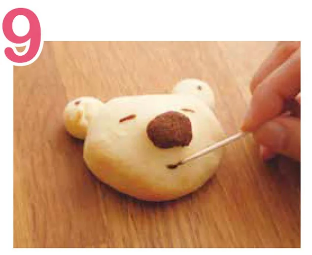 9．おえかき用ココアをつまようじにつけて、耳、目、口をかこう