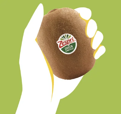 キウイを手で包み込むように持って、弾力を感じたら食べ頃（完熟）