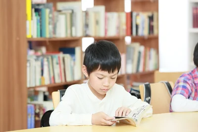 【写真を見る】学校を休んで図書館や動物園にいくのはあり？