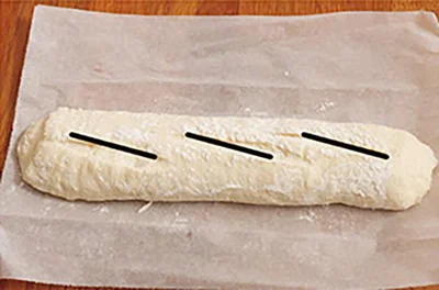 生地の表面にクープナイフで切り込みを3本入れておく