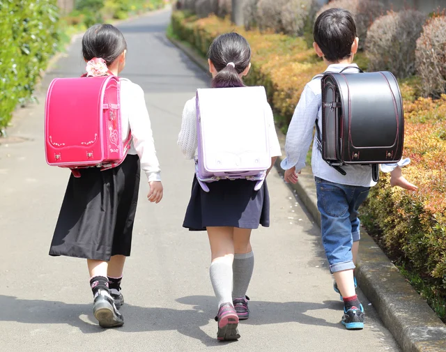 腰痛に悩まされる小学生が続出!? 大判サイズ＆オールカラーの教科書が重すぎる！