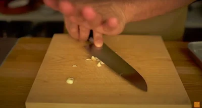 皮付きのまま両端を落として、包丁で潰す