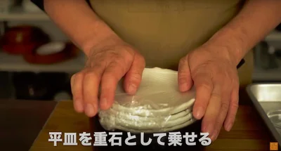 平皿を重石として乗せる