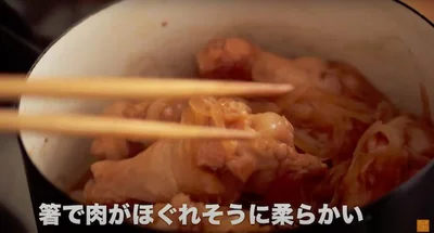 箸で肉を触るとほぐれそうになるくらい柔らかい