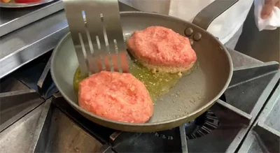 ハンバーグを楕円形に丸めて焼く