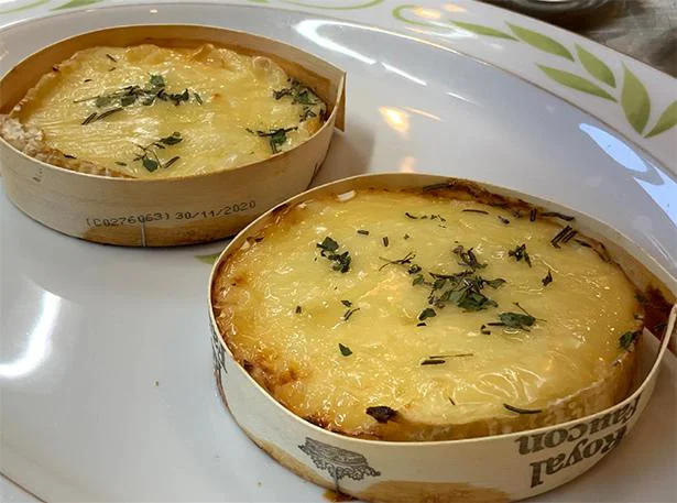 チーズを木箱ごとオーブンへ!? 「焼きカマンベールのチーズフォンデュ」／三國シェフのベスト・レシピ（7）
