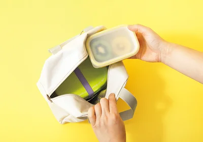 ポケットに保冷剤を入れてお弁当入れに