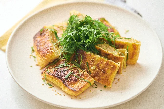 タネに入れたしょうがとねぎの効果でさっぱり!「油揚げの肉詰め焼き」