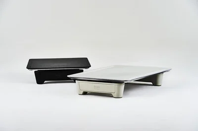 カラーはブラックとホワイト