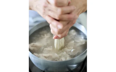 豚しゃぶをゆでている鍋に、そうめんをイン