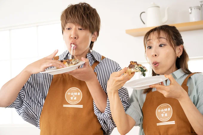 「あっつ!」と声を上げる小山さんを「(チーズを)伸ばせ、伸ばせ~」と煽るみきママさん。