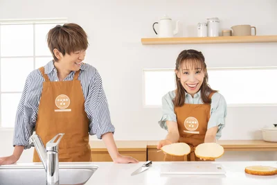 みきママ「オープン!!　スポンジが2つになっちゃいました～」。姉のはしゃぎっぷりを隣で見つめる小山さんもうれしそう。